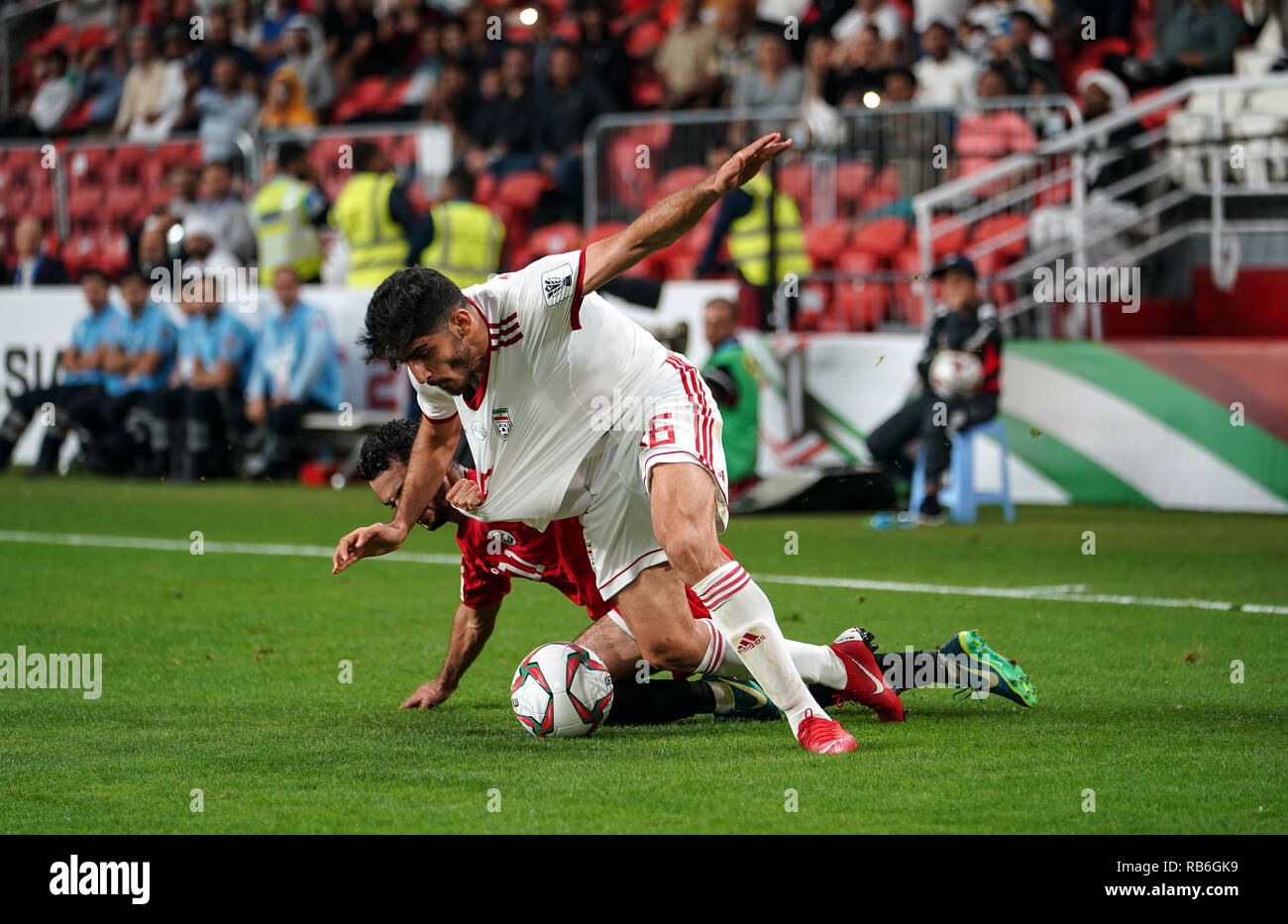 7 janvier 2019 : Vahid Amiri d'Iran et Abdulwasea Al-Matari du Yémen au cours de l'Iran au Yémen v Al-Nahyan Stadium à Abu Dhabi, EAU, AFC Asian Cup, championnat de football d'Asie. Ulrik Pedersen/CSM. Banque D'Images