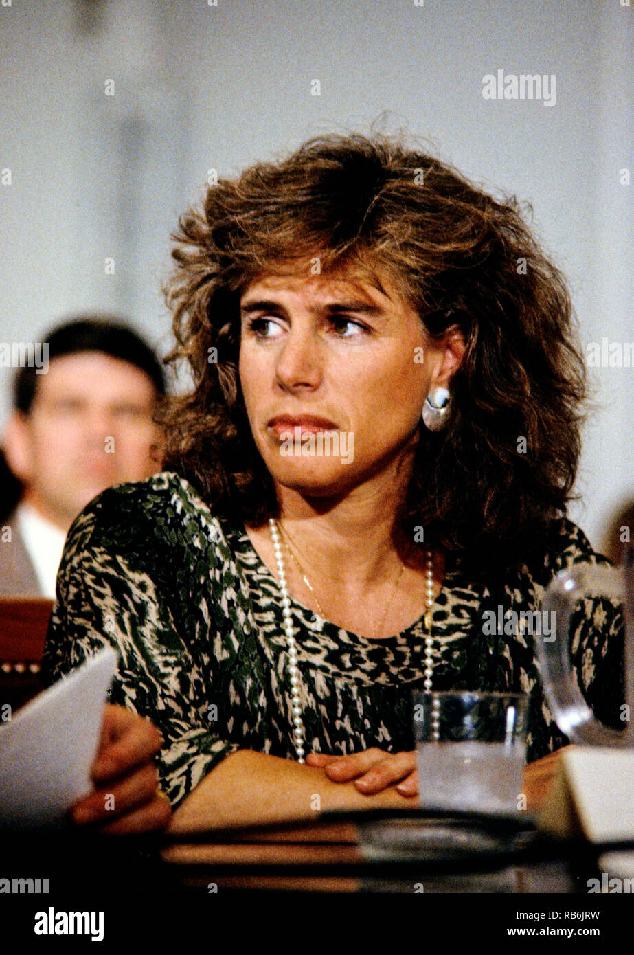 Elizabeth Glaser, épouse de l'acteur et réalisateur Paul Michael Glaser, témoigne lors d'une audience devant le Sida pédiatrique United States House Budget Committee's Task Force on Human Resources sur la colline du Capitole à Washington, DC, le 13 mars 1990. Elizabeth Glaser a contracté le virus du sida après avoir reçu une transfusion de sang contaminé par le VIH en 1981 tout en donnant naissance, par la suite d'infecter les deux de ses enfants. L'un de ses enfants, fille d'Ariel, est mort en 1988 de la maladie. Mme Glaser a succombé à la maladie le 3 décembre 1994. Credit : Howard Sachs/CNP | conditions dans le monde entier Banque D'Images