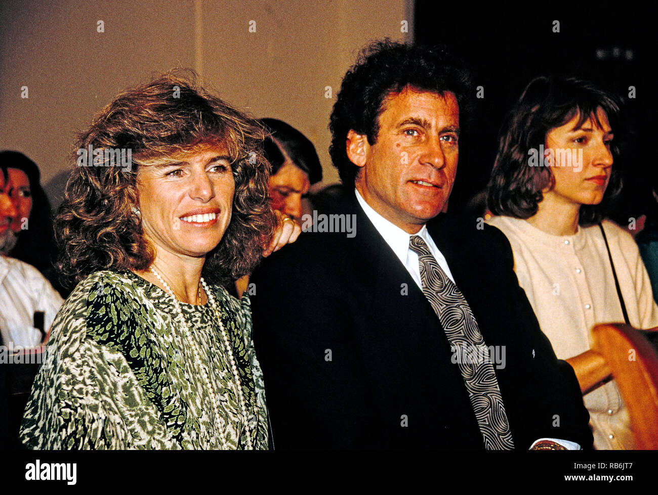 Elizabeth Glaser, gauche, épouse de l'acteur et réalisateur Paul Michael Glaser, droite, attend de témoigner lors d'une audience devant le Sida pédiatrique United States House Budget Committee's Task Force on Human Resources sur la colline du Capitole à Washington, DC, le 13 mars 1990. Elizabeth Glaser a contracté le virus du sida après avoir reçu une transfusion de sang contaminé par le VIH en 1981 tout en donnant naissance, par la suite d'infecter les deux de ses enfants. L'un de leurs enfants, fille d'Ariel, est mort en 1988 de la maladie. Mme Glaser a succombé à la maladie le 3 décembre 1994. Credit : Howard Sachs/CNP | u Banque D'Images