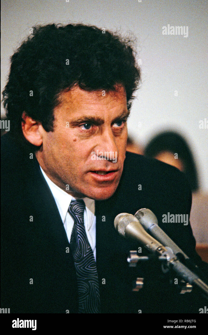 L'acteur et réalisateur Paul Michael Glaser, époux d'Elizabeth Glaser, témoigne lors d'une audience devant le Sida pédiatrique United States House Budget Committee's Task Force on Human Resources sur la colline du Capitole à Washington, DC, le 13 mars 1990. Elizabeth Glaser a contracté le virus du sida après avoir reçu une transfusion de sang contaminé par le VIH en 1981 tout en donnant naissance, par la suite d'infecter les deux de ses enfants. L'un de ses enfants, fille d'Ariel, est mort en 1988 de la maladie. Mme Glaser a succombé à la maladie le 3 décembre 1994. Credit : Howard Sachs/CNP | conditions dans le monde entier Banque D'Images