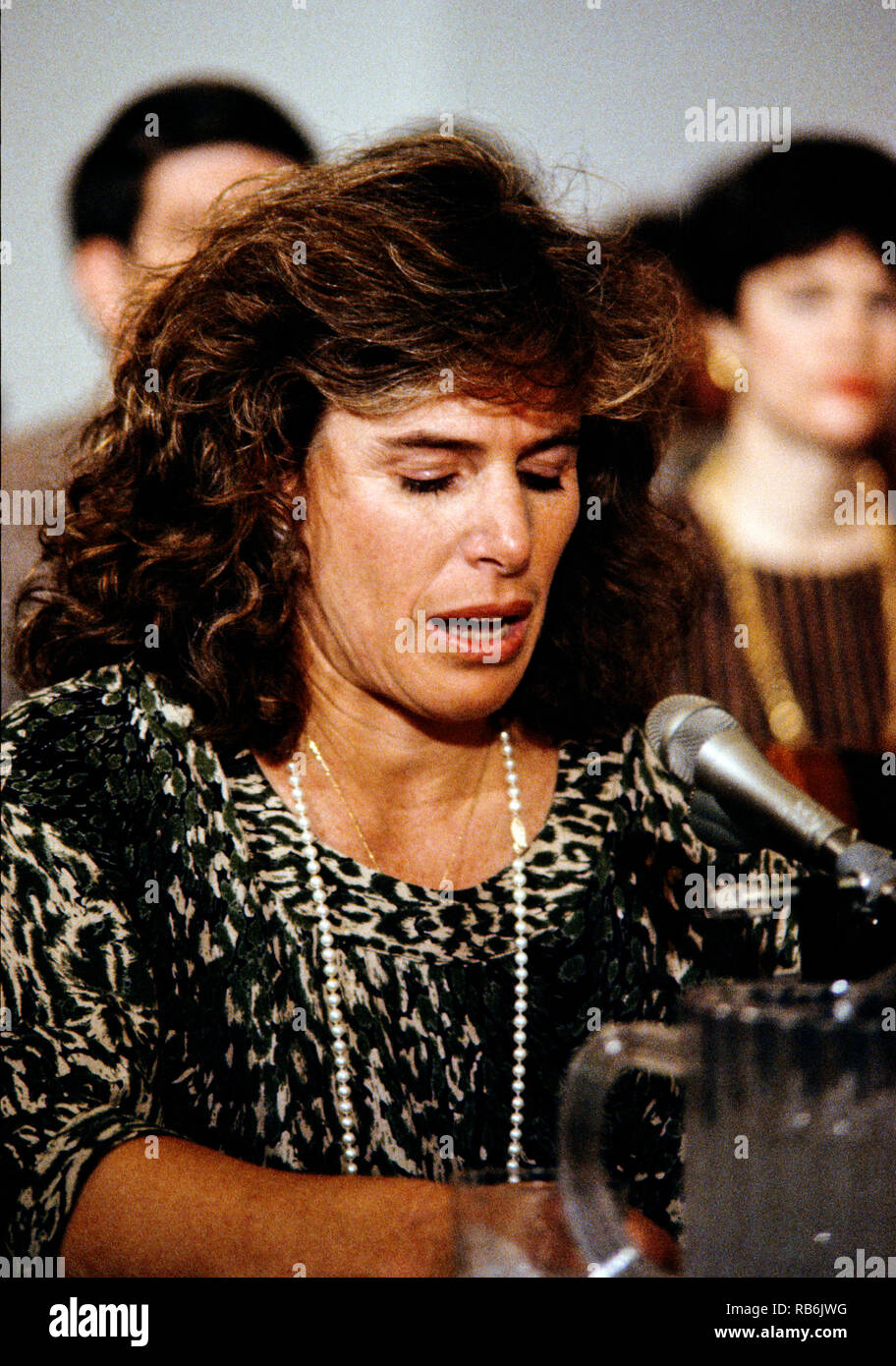 Elizabeth Glaser, épouse de l'acteur et réalisateur Paul Michael Glaser, témoigne lors d'une audience devant le Sida pédiatrique United States House Budget Committee's Task Force on Human Resources sur la colline du Capitole à Washington, DC, le 13 mars 1990. Elizabeth Glaser a contracté le virus du sida après avoir reçu une transfusion de sang contaminé par le VIH en 1981 tout en donnant naissance, par la suite d'infecter les deux de ses enfants. L'un de ses enfants, fille d'Ariel, est mort en 1988 de la maladie. Mme Glaser a succombé à la maladie le 3 décembre 1994. Credit : Howard Sachs/CNP | conditions dans le monde entier Banque D'Images