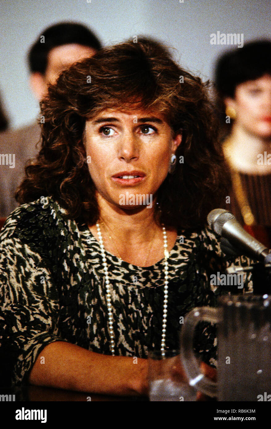 13 mars 1990 - Washington, District of Columbia, États-Unis - Elizabeth Glaser, épouse de l'acteur et réalisateur Paul Michael Glaser, témoigne lors d'une audience devant le Sida pédiatrique United States House Budget Committee's Task Force on Human Resources sur la colline du Capitole à Washington, DC, le 13 mars 1990. Elizabeth Glaser a contracté le virus du sida après avoir reçu une transfusion de sang contaminé par le VIH en 1981 tout en donnant naissance, par la suite d'infecter les deux de ses enfants. L'un de ses enfants, fille d'Ariel, est mort en 1988 de la maladie. Mme Glaser a succombé à la maladie le 3 décembre 1994. C Banque D'Images