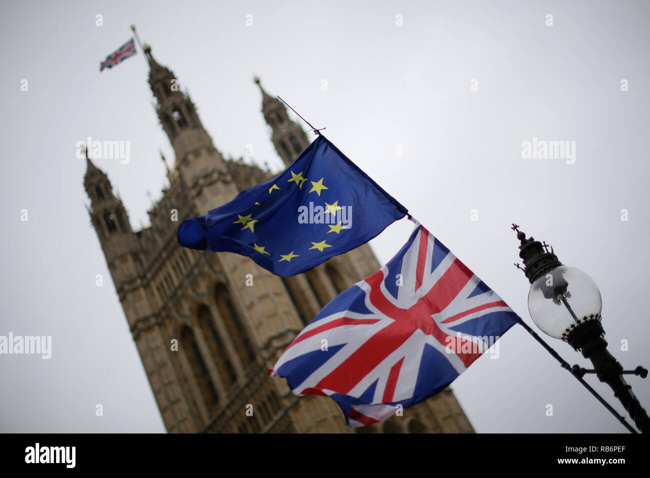 Londres, Royaume-Uni. Jan 7, 2019. Drapeaux de l'Union européenne et le Royaume-Uni sont visibles à l'extérieur les chambres du Parlement à Londres, la Grande-Bretagne, le 7 janvier. 2019. MPs est retourné à Westminster lundi après la pause des fêtes et du nouvel an, et reprenons le débat sur le projet de loi sur l'Brexit mercredi, avec le vote attendu au début de la semaine suivante. Crédit : Tim Irlande/Xinhua/Alamy Live News Banque D'Images