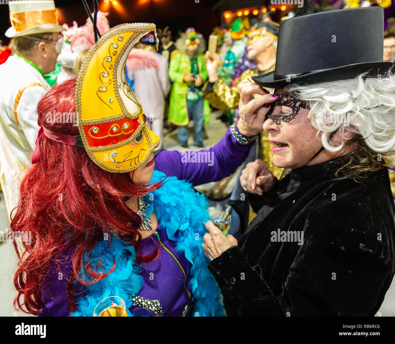 New Orleans, USA. 6 janvier, 2019. La Douzième Nuit (12 jours après Noël) à l'Uptown New Orleans Rue Voiture Grange. L'Phunny Phorty Phellows recueillir le coup d'envoi de la saison du Mardi Gras. Tous les membres de la Coterie en costume avec des accents sarcastiques ou social questions locales célèbrent leur randonnée annuelle à travers les rues de la Nouvelle Orléans par Street car. Phunny Phorty Phellows tradition remonte à la fin du 19e siècle. Crédit : Tom Pumphret/Alamy Live News Banque D'Images