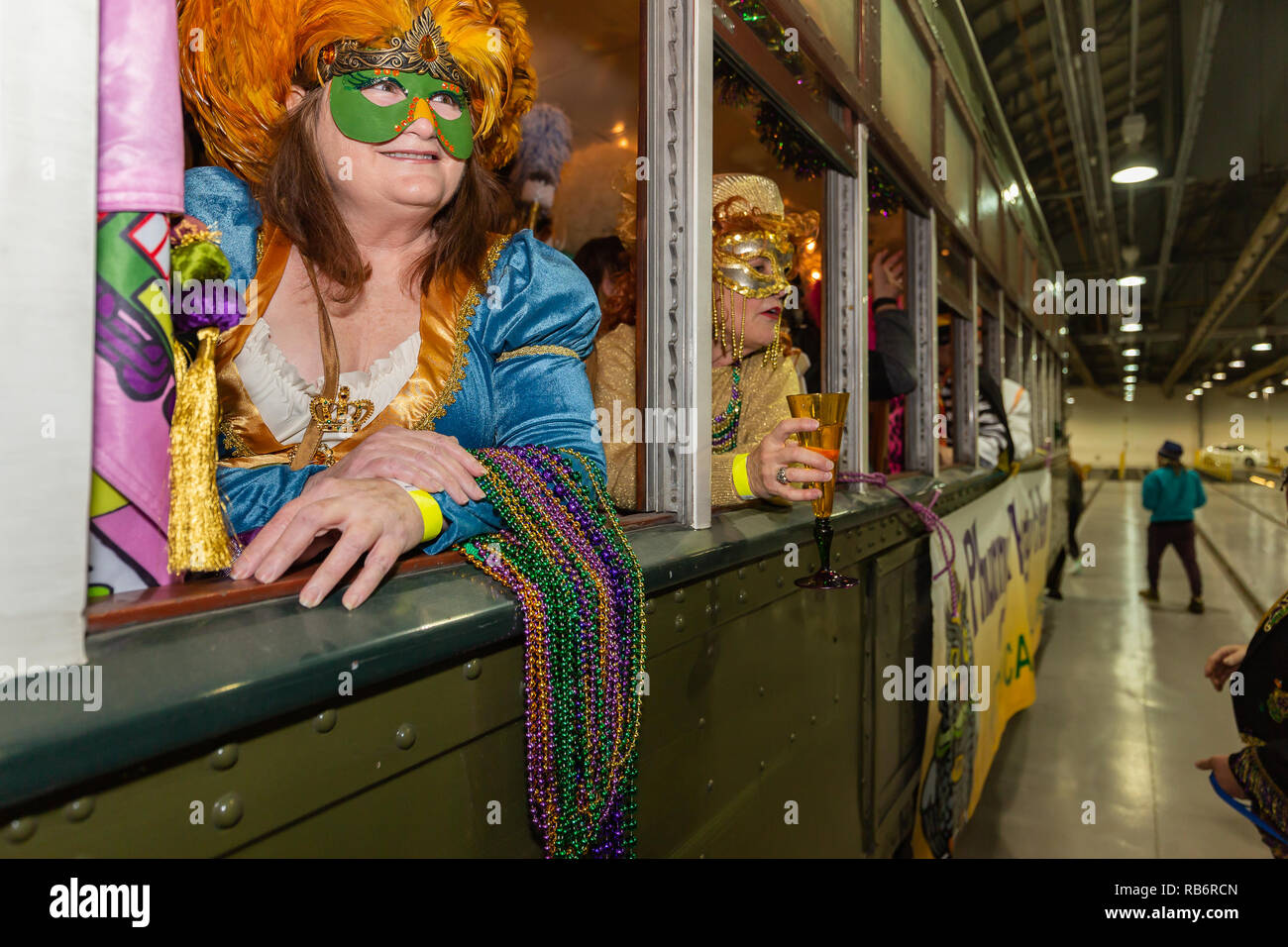 New Orleans, USA. 6 janvier, 2019. La Douzième Nuit (12 jours après Noël) à l'Uptown New Orleans Rue Voiture Grange. L'Phunny Phorty Phellows recueillir le coup d'envoi de la saison du Mardi Gras. Tous les membres de la Coterie en costume avec des accents sarcastiques ou social questions locales célèbrent leur randonnée annuelle à travers les rues de la Nouvelle Orléans par Street car. Phunny Phorty Phellows tradition remonte à la fin du 19e siècle. Crédit : Tom Pumphret/Alamy Live News Banque D'Images