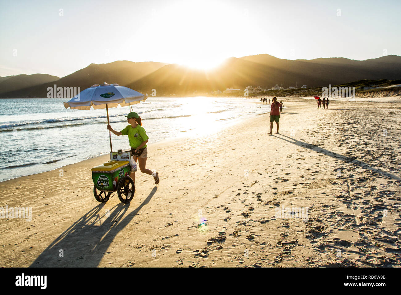 Un vendeur vu à l'Acores Beach à Florianopolis, Santa Catarina, Brésil. Banque D'Images