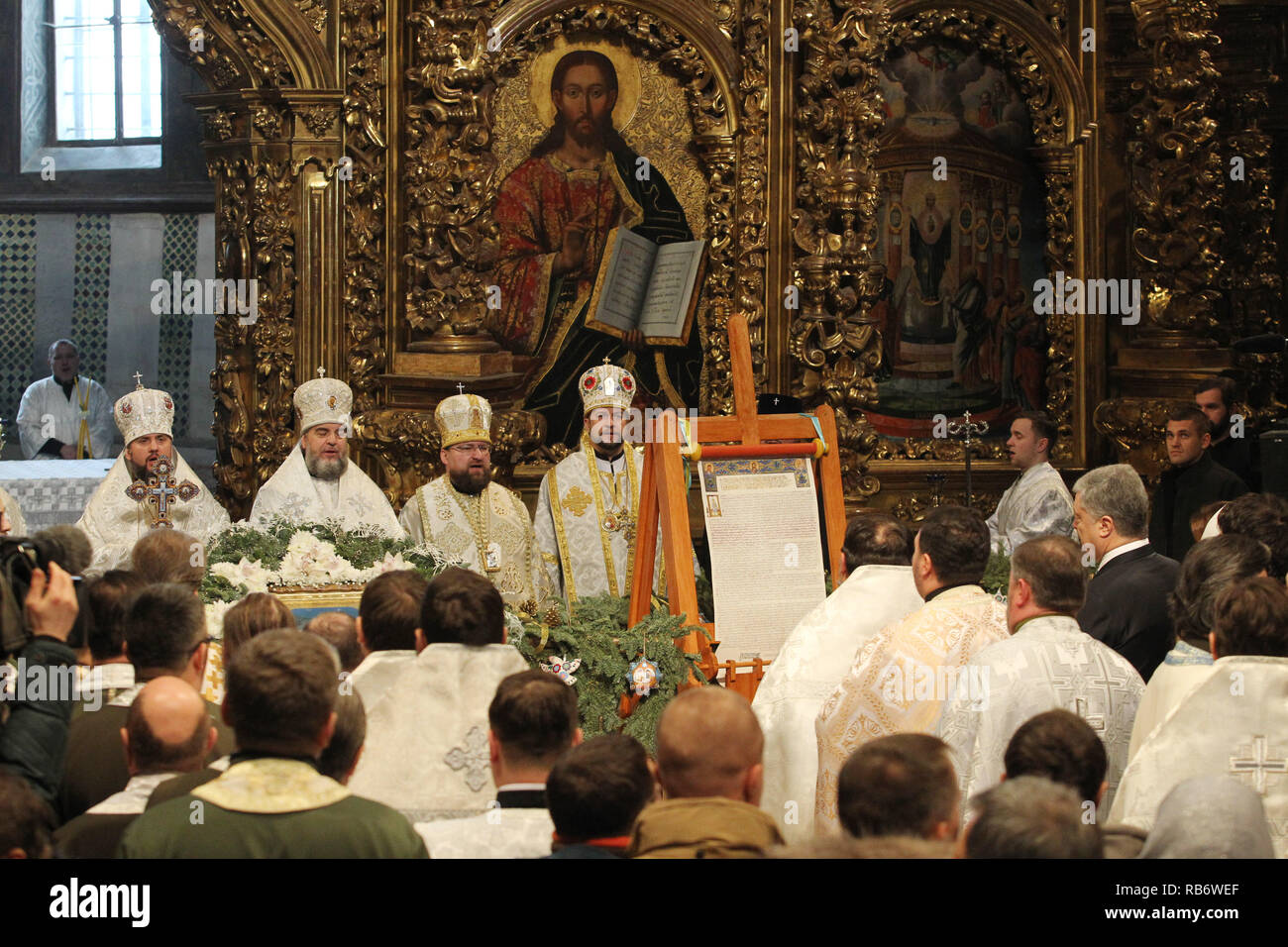 Le Tomos, un décret accordant l'Ukraine à l'indépendance de l'église, vu au cours de la Noël orthodoxe au service de la cathédrale Sainte-Sophie de Kiev. Tomos d'autocéphalie, un décret accordant l'Ukraine indépendante de l'église de Moscou, a été signée à la cérémonie historique à Istanbul le 5 janvier 2019. Banque D'Images