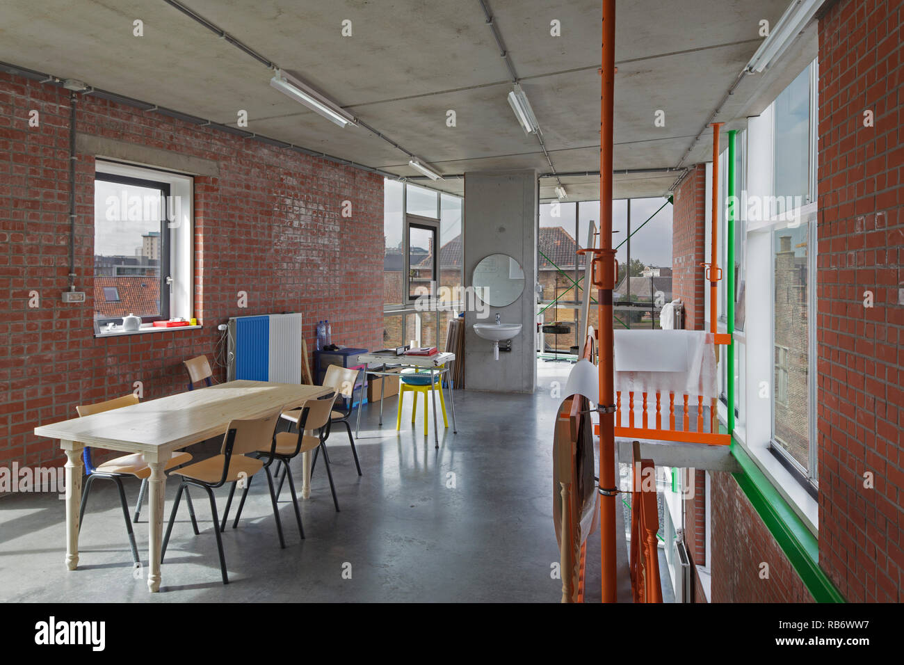 Espace communautaire sur l'étage supérieur du bâtiment, studio avec vue sur les toits. Les Ballets C de la B studio building, Gand, Belgique. Architecte : architecten de Banque D'Images
