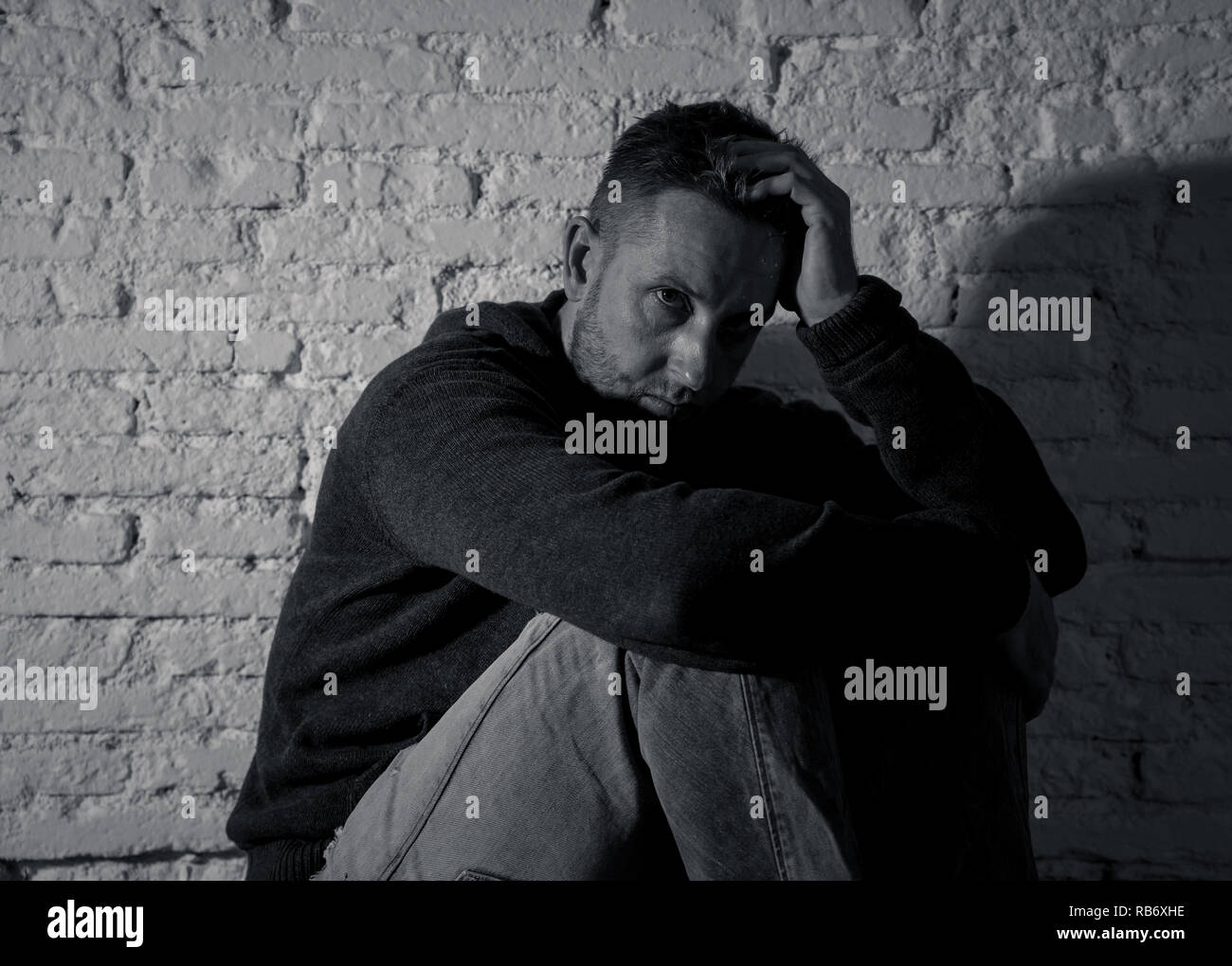 Jeune Homme Deprime Devastee Pleure Triste Sentiment Blesse Souffrant De Depression Dans La Tristesse La Douleur Emotionnelle Et L Expression Humaine La Solitude Et Le Cœur Brise Photo Stock Alamy