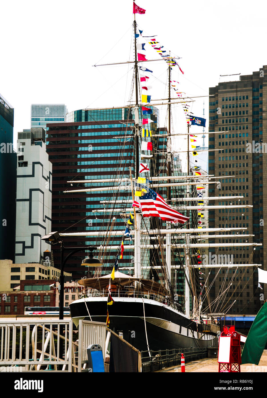 L'East River Quay à New York Manhattan (New York), est le plus peuplé de New York Banque D'Images