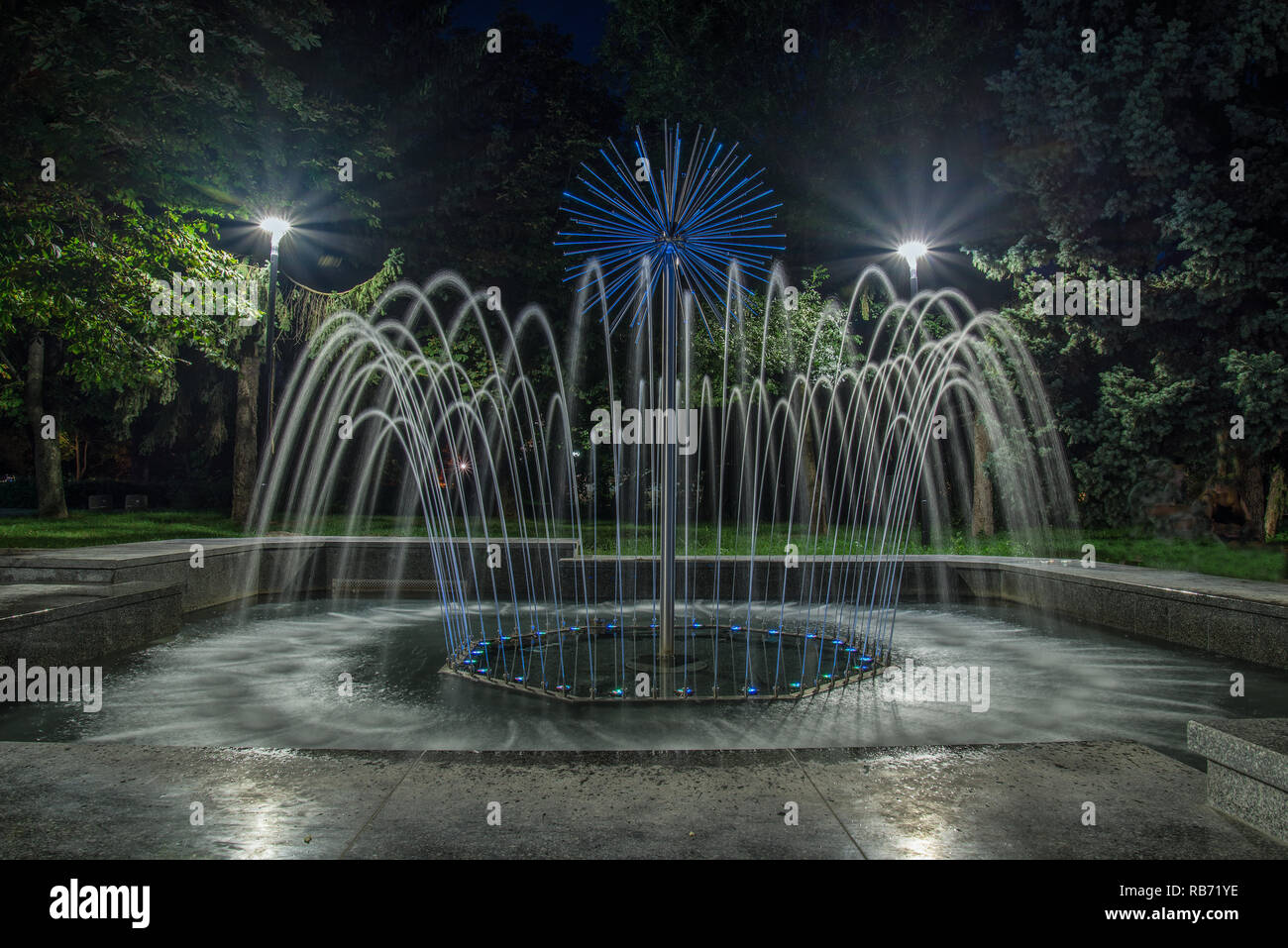 Fontaine illuminé par des lumières dans la nuit Banque D'Images
