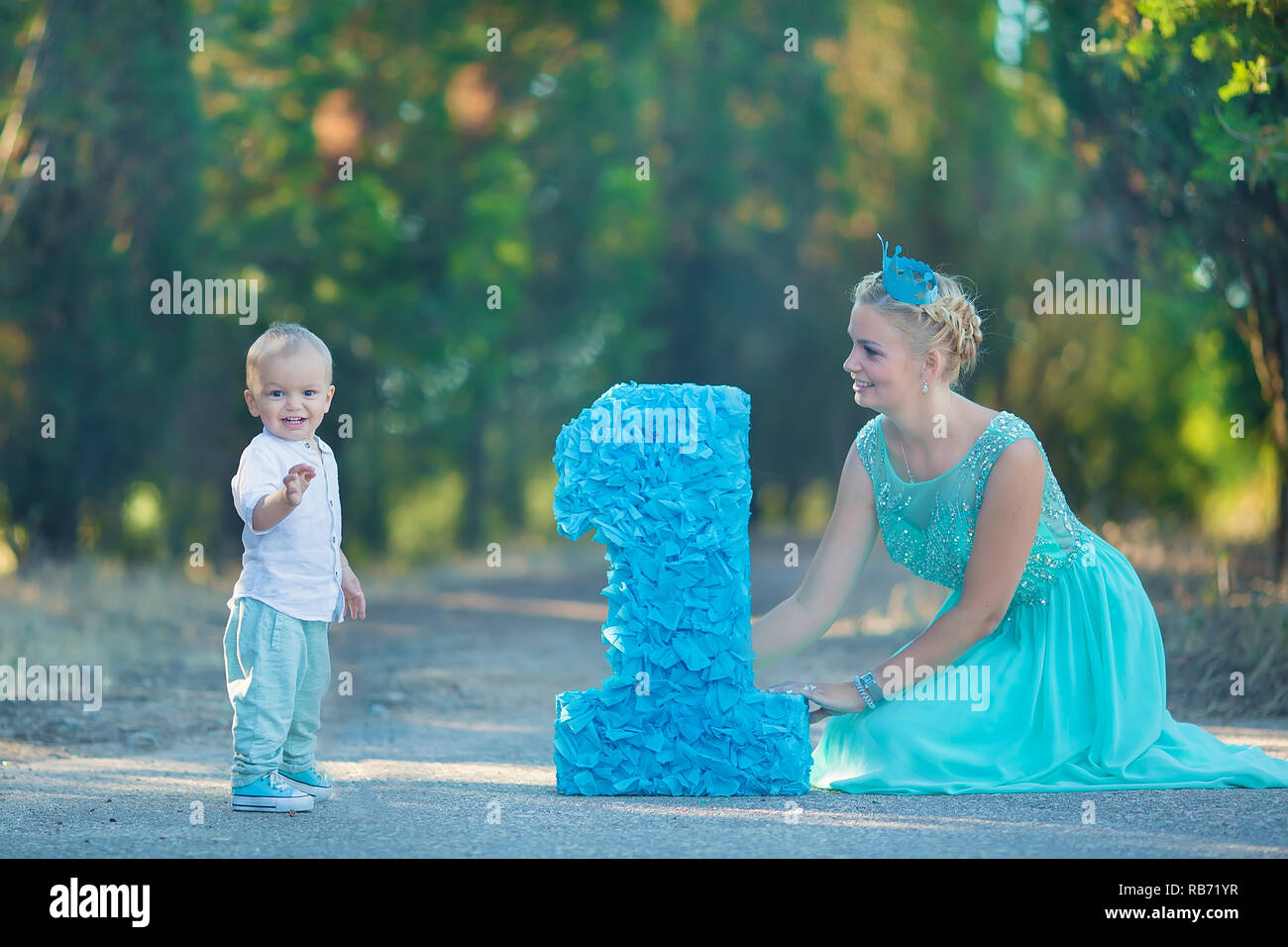 Belle mere dame maman en robe bleue elegante avec son fils et un numero anniversaire en parc Photo Stock Alamy