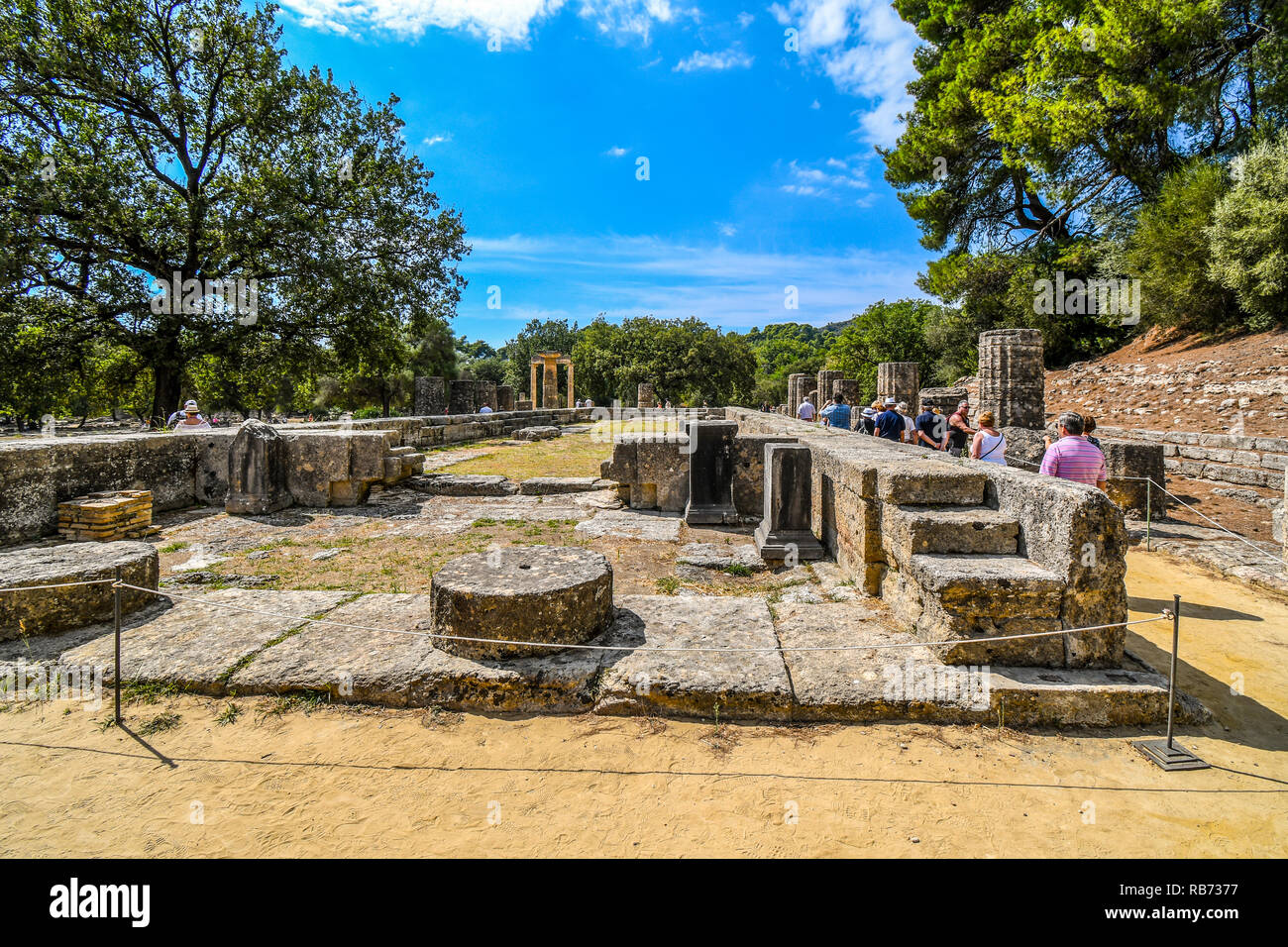 Une journée d'été en tant que touristes visiter les anciennes ruines grecques de la ville grecque d'Olympie. Banque D'Images