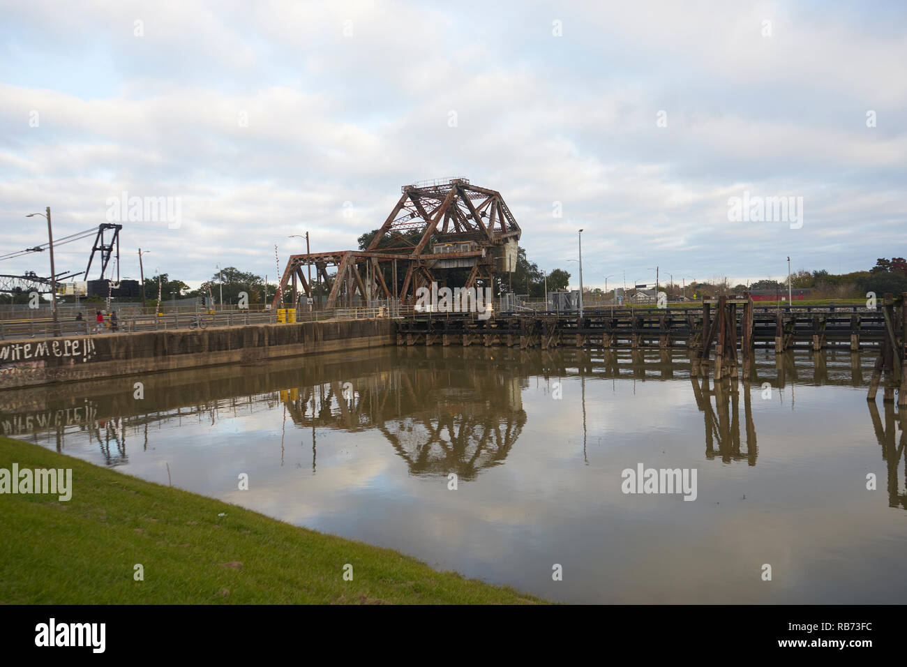 Fleuve Mississippi et St Claude Avenue Bridge, New Orleans, Louisiane. Banque D'Images