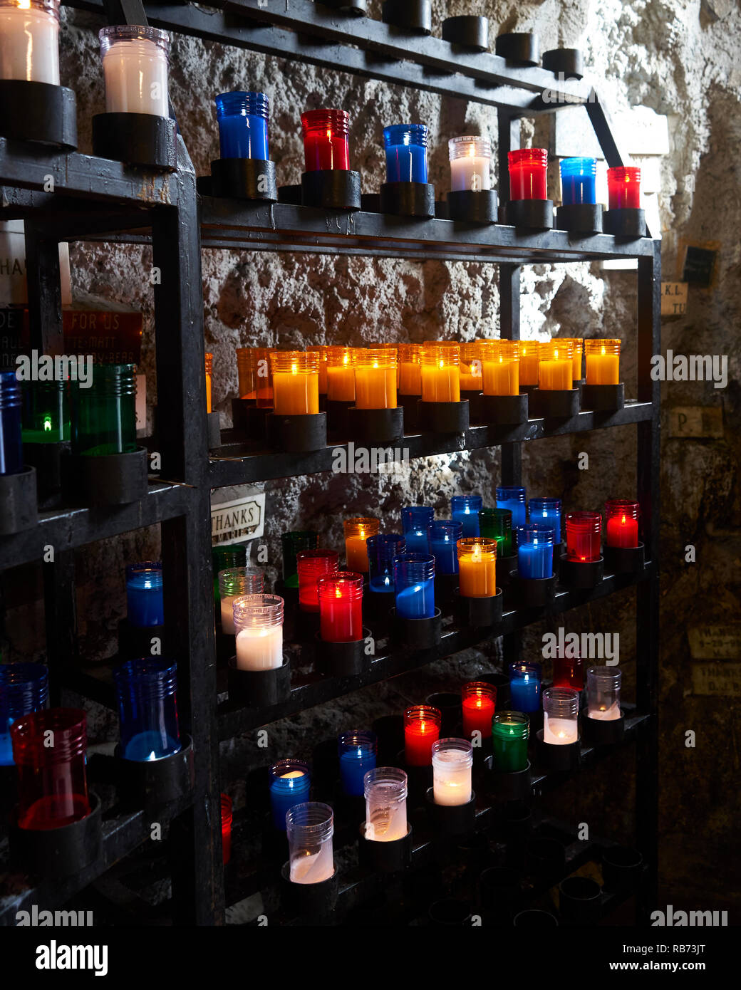 Des bougies dans la grotte mariale, Notre Dame de Guadalupe Chapelle, La Nouvelle-Orléans, Louisiane. Banque D'Images