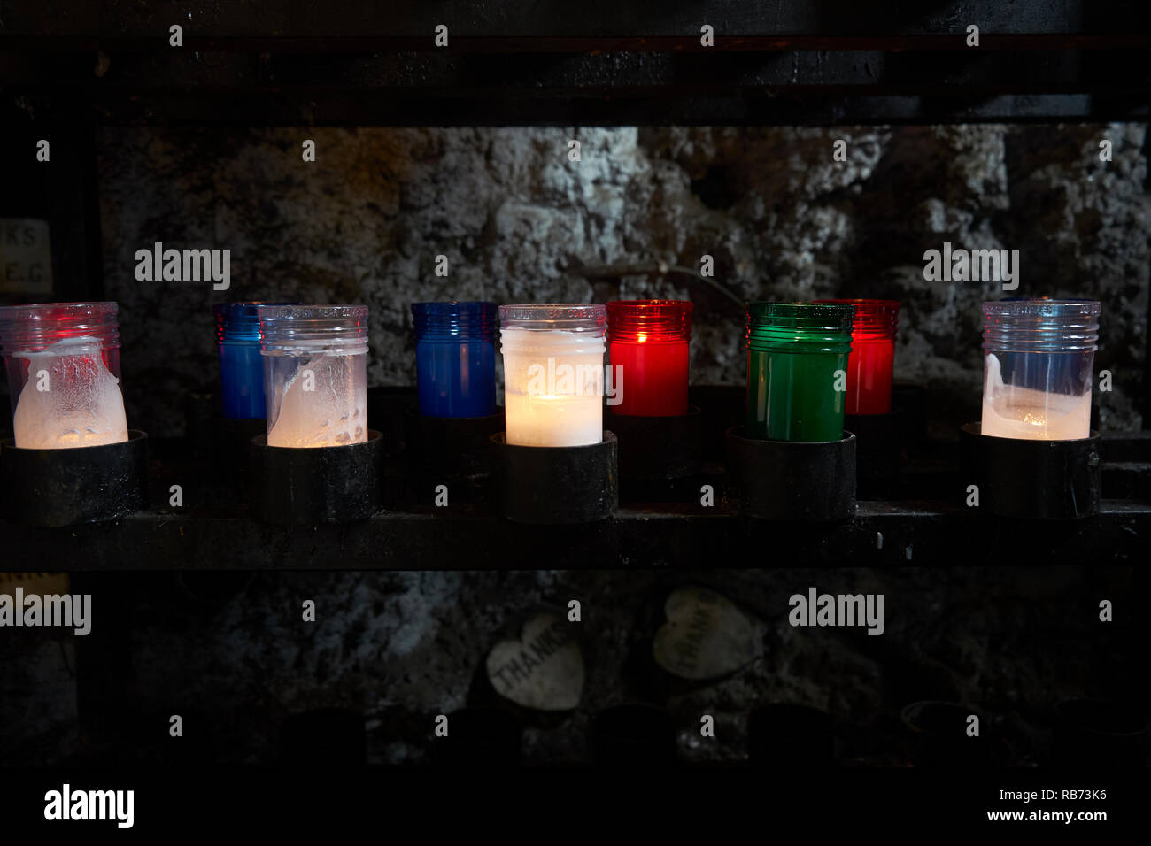 Des bougies dans la grotte mariale, Notre Dame de Guadalupe Chapelle, La Nouvelle-Orléans, Louisiane. Banque D'Images
