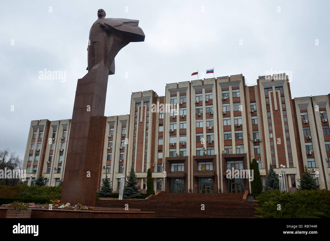 Statue de Lénine et le Soviet suprême, Tiraspol, la Transnistrie (République de Moldavie), Pridnestrovian breakway de l'état Moldavie, Novembre 2018 Banque D'Images