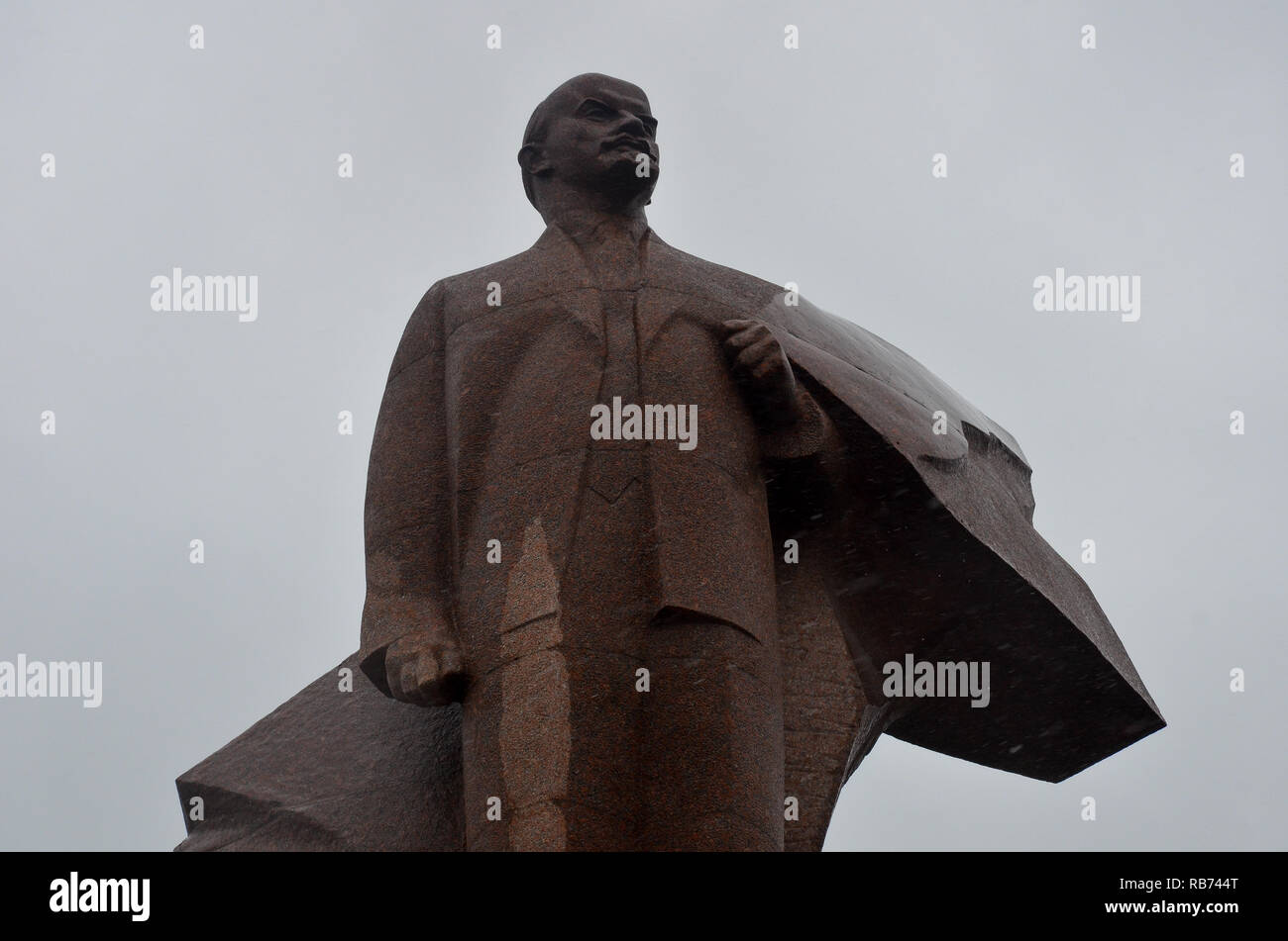 Statue de Lénine et le Soviet suprême, Tiraspol, la Transnistrie (République de Moldavie), Pridnestrovian breakway de l'état Moldavie, Novembre 2018 Banque D'Images