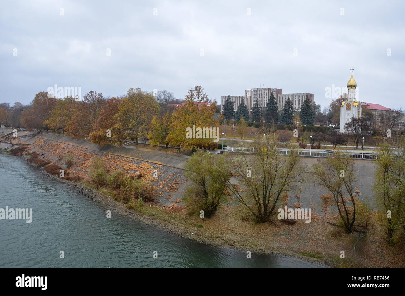 Rivière Dnister, Soviet suprême et Chapelle St George, Tiraspol, la Transnistrie, l'état de Moldavie, breakway Novembre 2018 Banque D'Images
