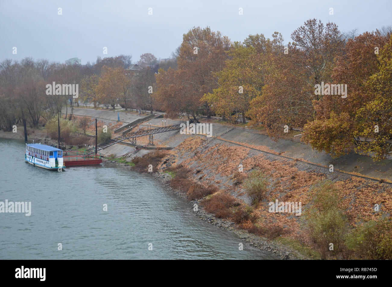 Banque du fleuve Dnister, Tiraspol, capitale de la Transnistrie (République de Moldavie), Pridnestrovian breakway de l'état Moldavie, Novembre 2018 Banque D'Images