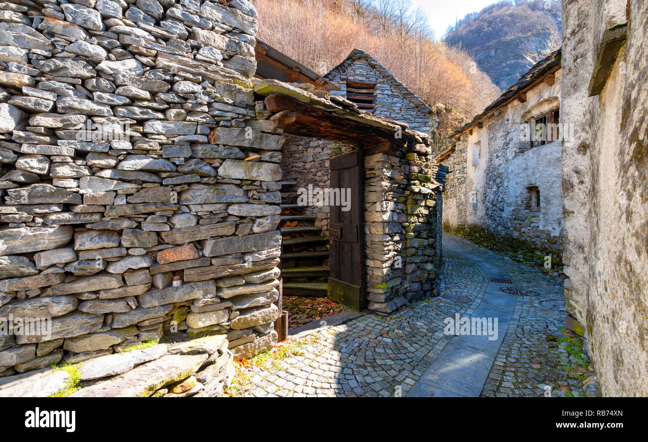 Le village de Bignasco avec les maisons historiques Banque D'Images