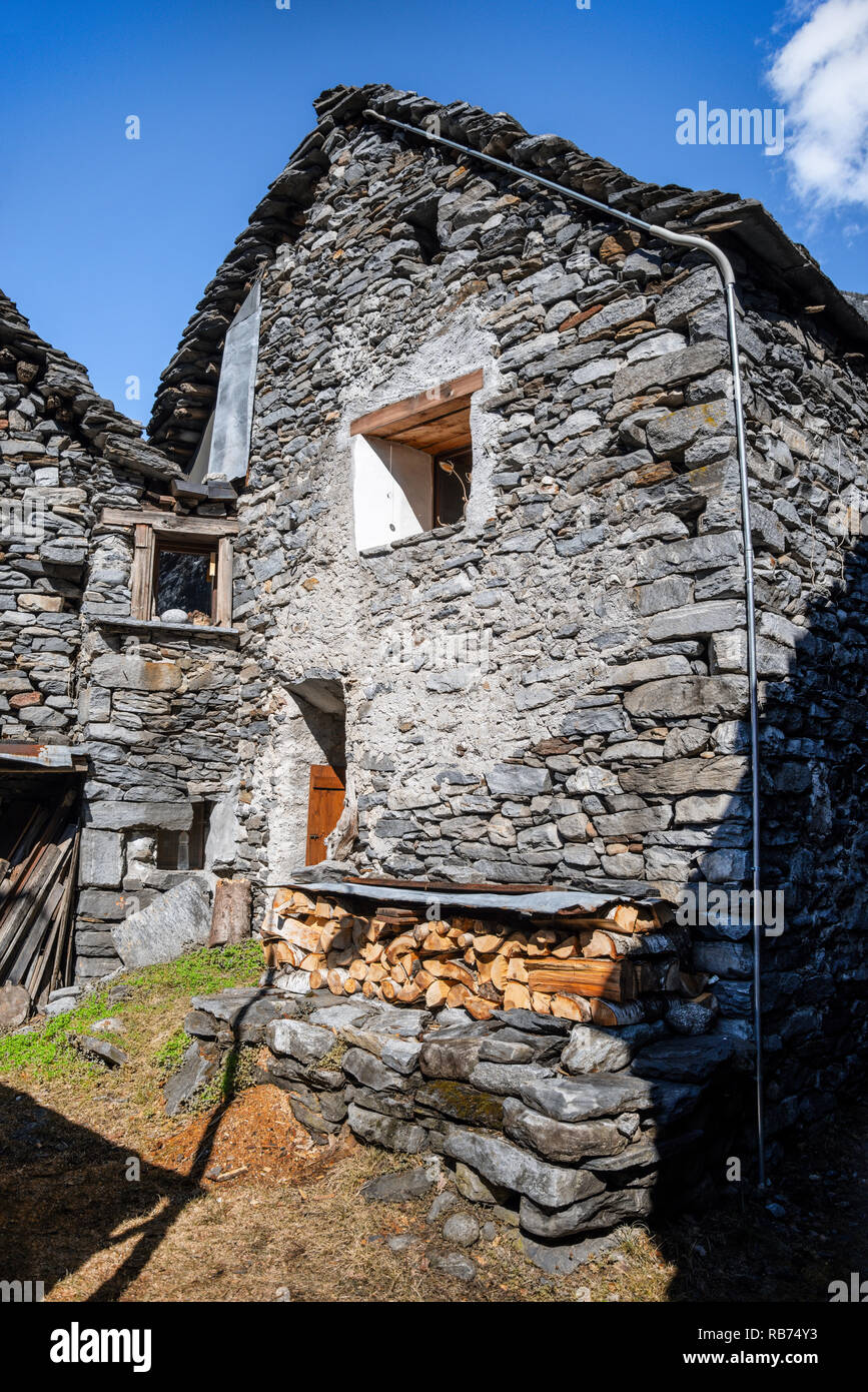 Le village de Bignasco avec les maisons historiques Banque D'Images