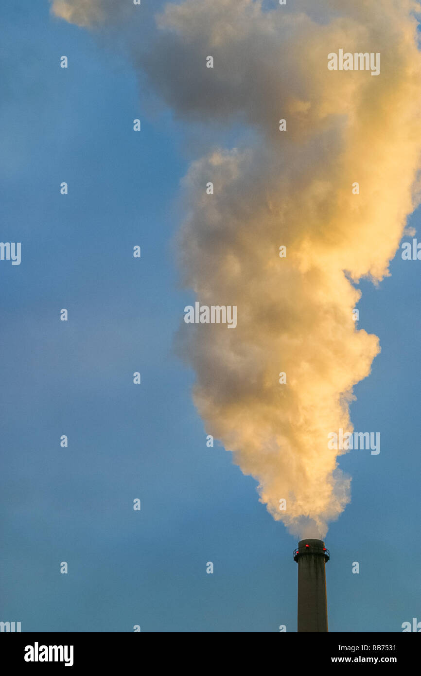 Détail de l'émission de fumée d'une cheminée sur un jour d'hiver Banque D'Images
