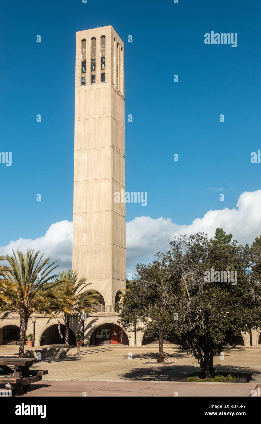 Santa Barbara, Californie, USA - 6 janvier 2019 : l'élégant beige et haut clocher de UCSB, sous ciel bleu. Quelque arbre la végétation autour. Banque D'Images
