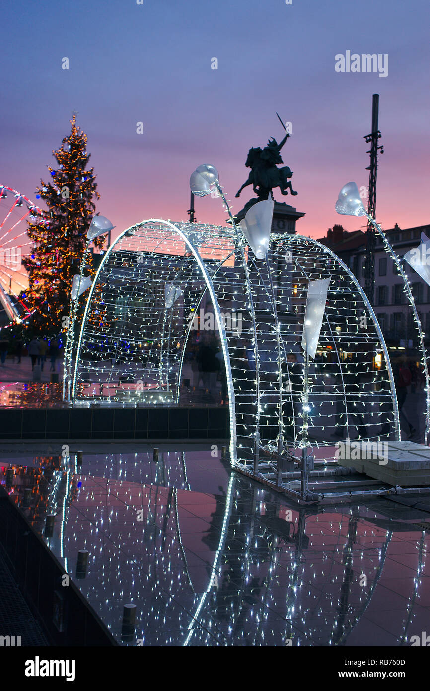 Illumination de Noël sur la Place de Jaude à Clermont-Ferrand, Auvergne, France. Traitement photo HDR Banque D'Images