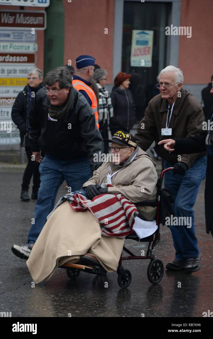Le vétéran américain Everett G. Andrew, affecté à la 101e Airborne, participe à la parade au cours de la Seconde Guerre mondiale2 Bataille de Bulge, la célébration, à Bastogne, Belgique, Dec 10, 2016. Everett a lutté contre l'offensive allemande au cours de l'hiver 44-45 Banque D'Images