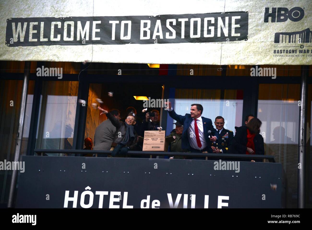 ' Traditionnel variees jeter ' depuis le balcon de l'hôtel de ville pendant la Seconde Guerre mondiale2 Bataille de Bulge, la célébration, à Bastogne, Belgique, Dec 10, 2016. Noix : Réponse du Général Anthony McAulifte allemand à la demande de remise après l'encerclement des troupes américaines. Participants : Jeter le général Curtis M. Scaparrotti (Commandant suprême des forces alliées en Europe), Mme Denise Bauer (l'Ambassadeur des États-Unis d'Amérique en Belgique), Benoit Lutgen (Maire de Bastogne) et WW2 vétéran Américain Everett G. ANDREW, Robert Izumi, Vince Speranza Banque D'Images