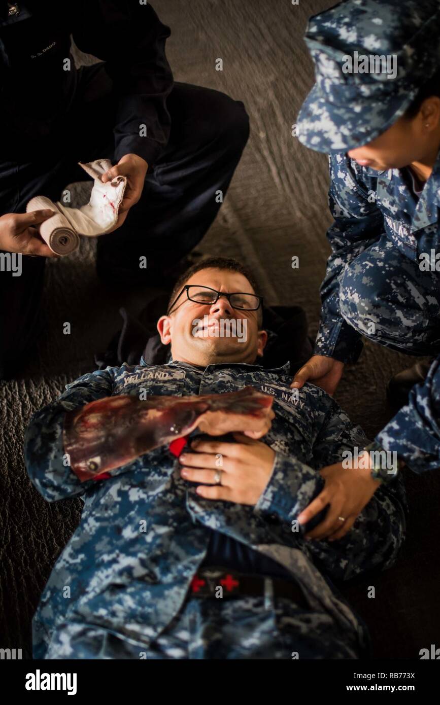 SAN DIEGO (déc. 12, 2016) Maître de 1re Jacob Yelland utilise un prop pour imiter un 3e degré de brûlure électrique pendant un exercice de formation à l'échelle des navires (contrôle des dommages Rodeo) où les marins de faire pivoter de diverses stations d'apprendre les qualifications du navire à bord du porte-avions USS Theodore Roosevelt (CVN 71). Theodore Roosevelt est actuellement amarré et homeported à San Diego l'objet d'un entretien planifié de disponibilité. Banque D'Images