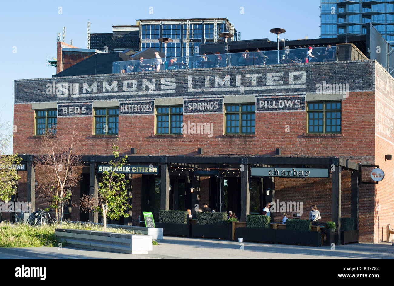 Bâtiment historique en briques de Simmons dans East Village. Construit en 1912, il était à l'origine un entrepôt d'usine et est maintenant un café, un restaurant et une boulangerie. Banque D'Images
