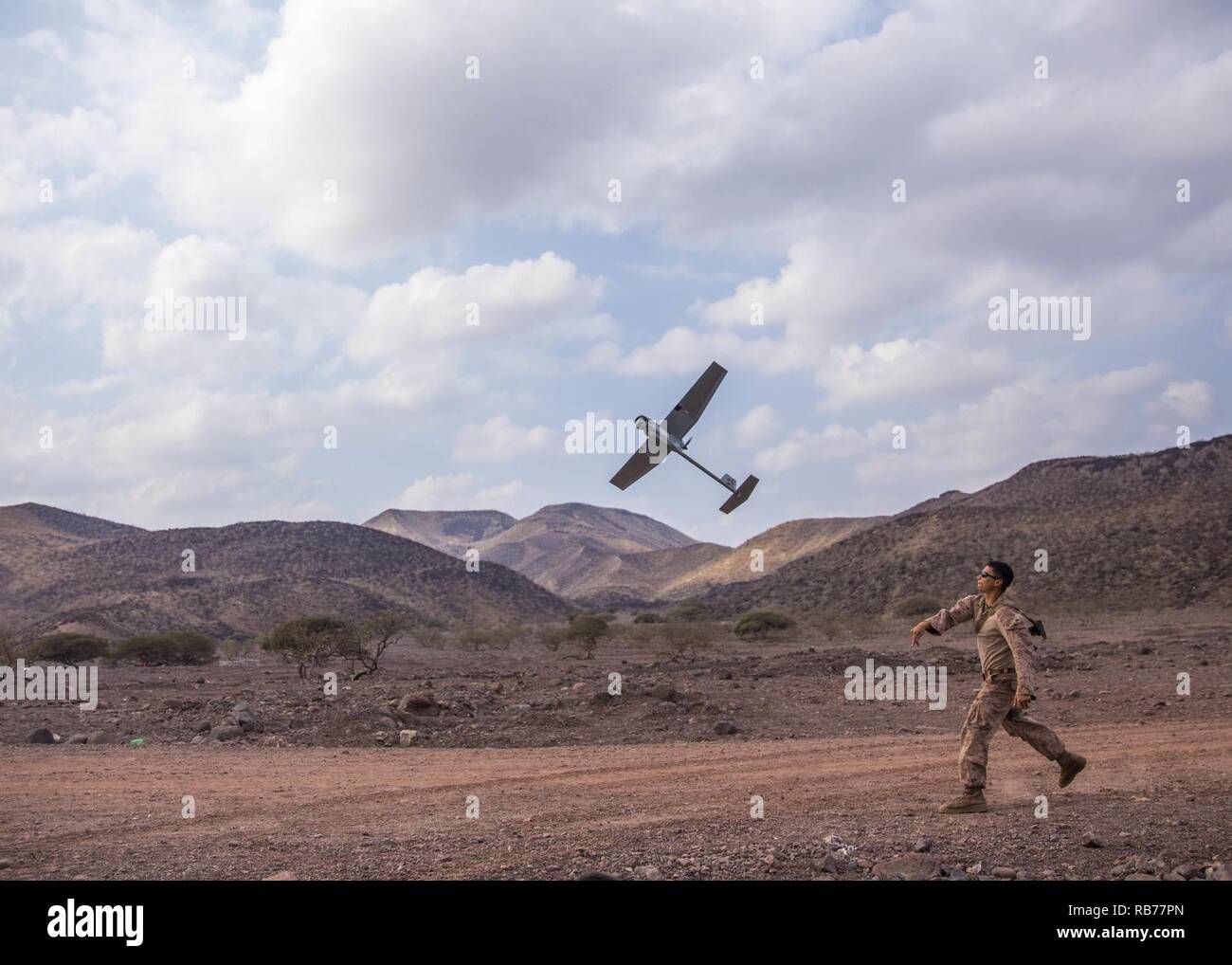 U.S. 5ÈME ZONE DES OPÉRATIONS DE LA FLOTTE (31 déc. 12, 2016) U.S. Marine Cpl. Evangellos Kanellakos, un champ d'opérateur avec la 11e Marine Expeditionary Unit, lance un RQ-11 Raven B Système de petits véhicules aériens (SUAS) pendant l'exercice, dague Alligator 12 décembre. Le corbeau fournit des images aériennes jusqu'à 10 km de son point d'origine d'une étroite surveillance, qui peut prendre en charge l'avant l'observation des incendies, l'identification des emplacements de l'ennemi, et de fournir une rétroaction pour l'amélioration des positions offensives et défensives. La 11e MEU est actuellement à lutter contre soutien la formation pour démontrer la MOI Banque D'Images