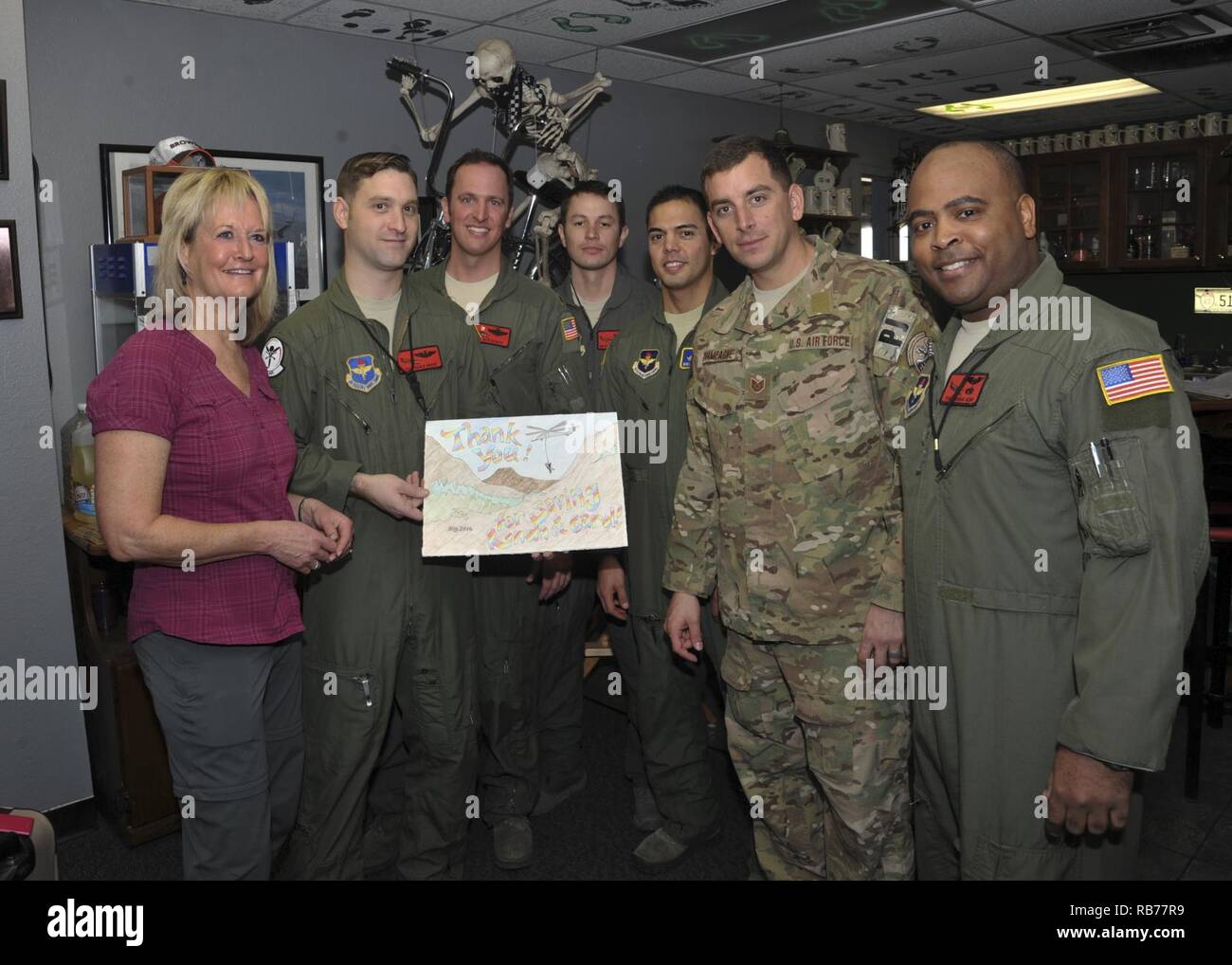 Carol Powell présente des aviateurs de la 58e Escadre d'opérations spéciales et 512th escadron de sauvetage avec des images créées par les enfants du quartier pour les remercier de son secours. Powell s'est échoué au cours d'une randonnée août près de Durango, Colorado. Plus de 50 aviateurs assisté dans les 12 heures de recherche et de sauvetage en mission. Banque D'Images