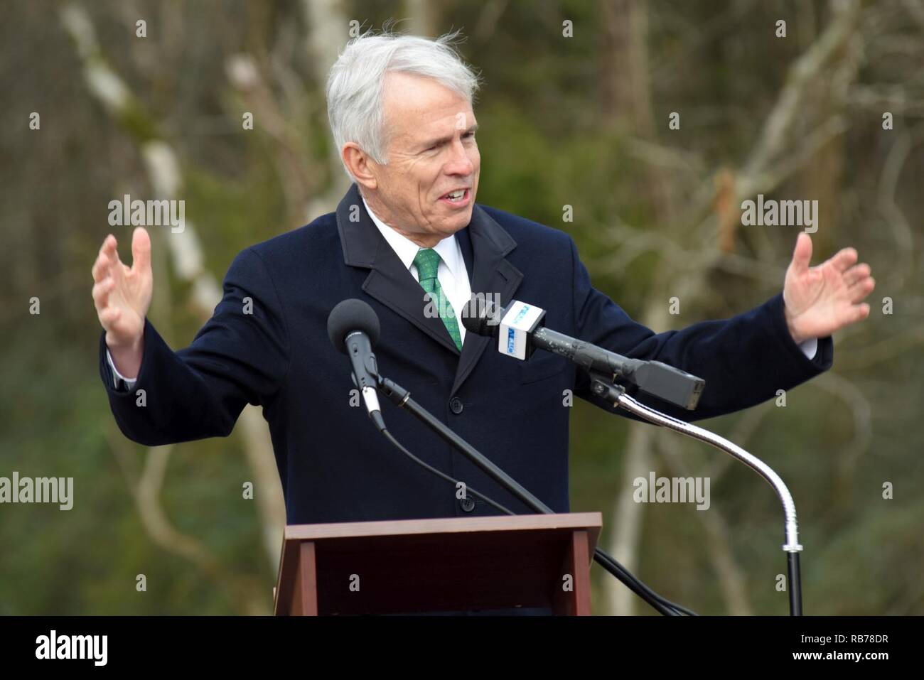 Bart Gordon, ancien député de New York District 6, parle de la façon dont la patience et la persistance et la planification ont été les pilotes pour la construction du projet du corridor vert Murfreesboro Nord au cours d'une cérémonie à Murfreesboro, Tennessee, le 14 décembre 2016. Le membre du congrès a représenté le District 6 de 1985 à 2011 et sa vision a conduit à l'amélioration du sentier. Banque D'Images