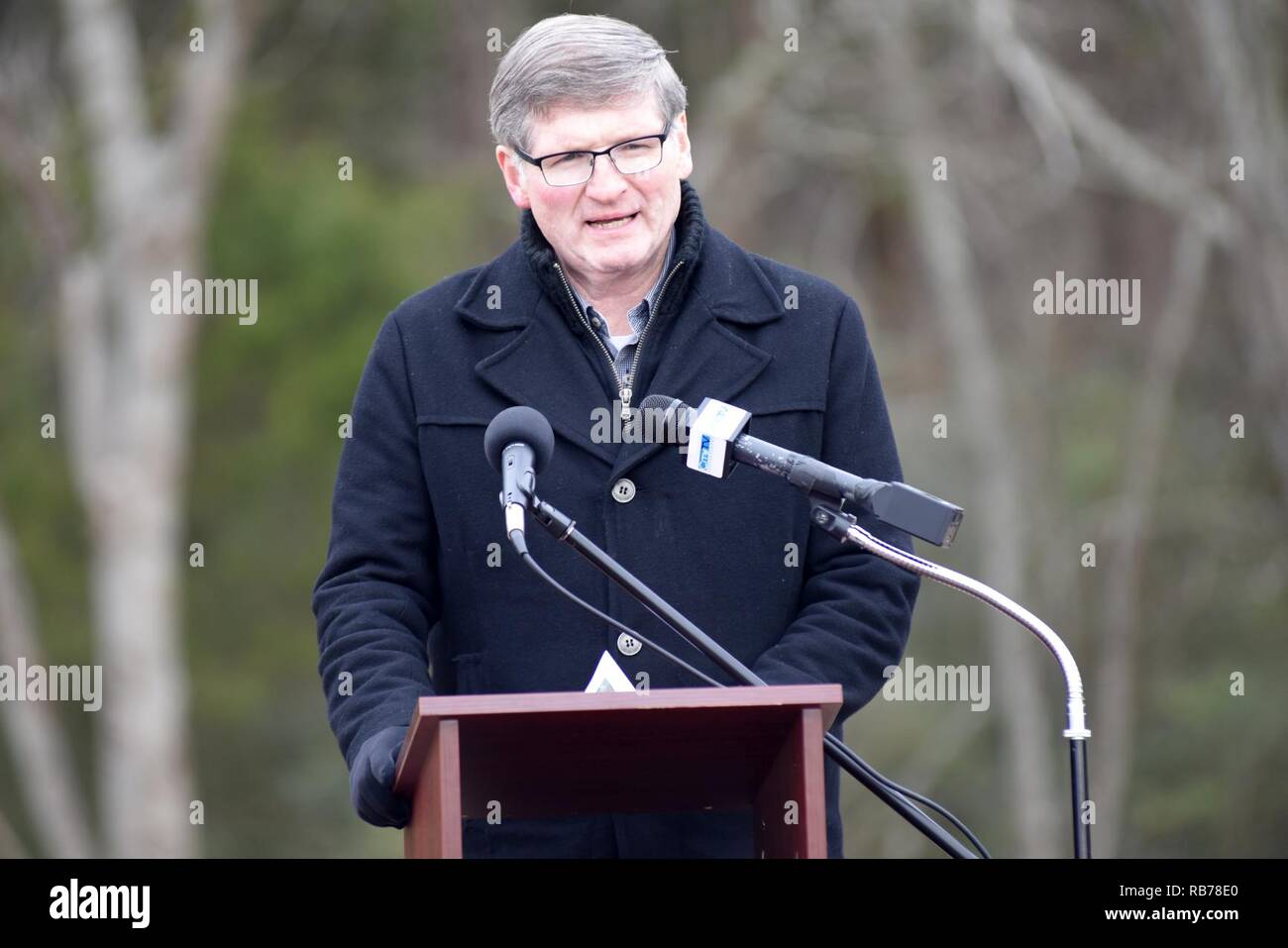 Bill Shacklett, conseiller municipal à Murfreesboro, Tennessee, donne l'invocation lors d'une cérémonie célébrant l'achèvement de l'Amérique du Murfreesboro Greenway 14 décembre 2016 du projet. Le U.S. Army Corps of Engineers du District de Nashville les améliorations obtenues à la Walter Hill et départ du sentier Le sentier est maintenant ouvert au public. Banque D'Images