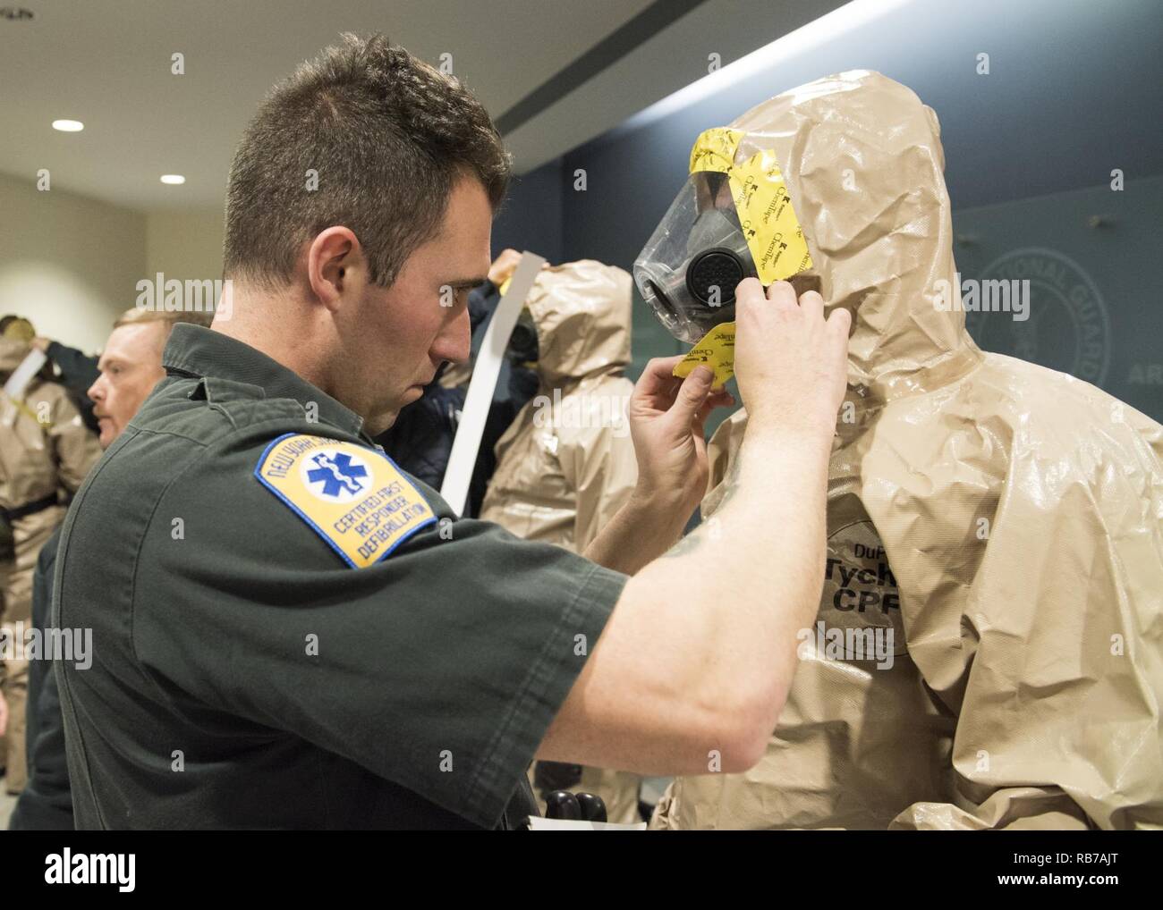 Les membres du Service des incendies de New York l'équipe de matières dangereuses de se préparer à une formation conjointe de l'exercice avec la 59e Compagnie CBRN de Ft Tambour, NY Le Fort Hamilton, NY, Dec 1, 2016. L'exercice clos un événement d'une semaine qui a réuni le FDNY, ville de New York, de l'Armée américaine au nord et la 59e Compagnie CBRN sur la formation, la pratique et valider les pratiques d'intervention d'urgence. (Ministère de la Défense Banque D'Images