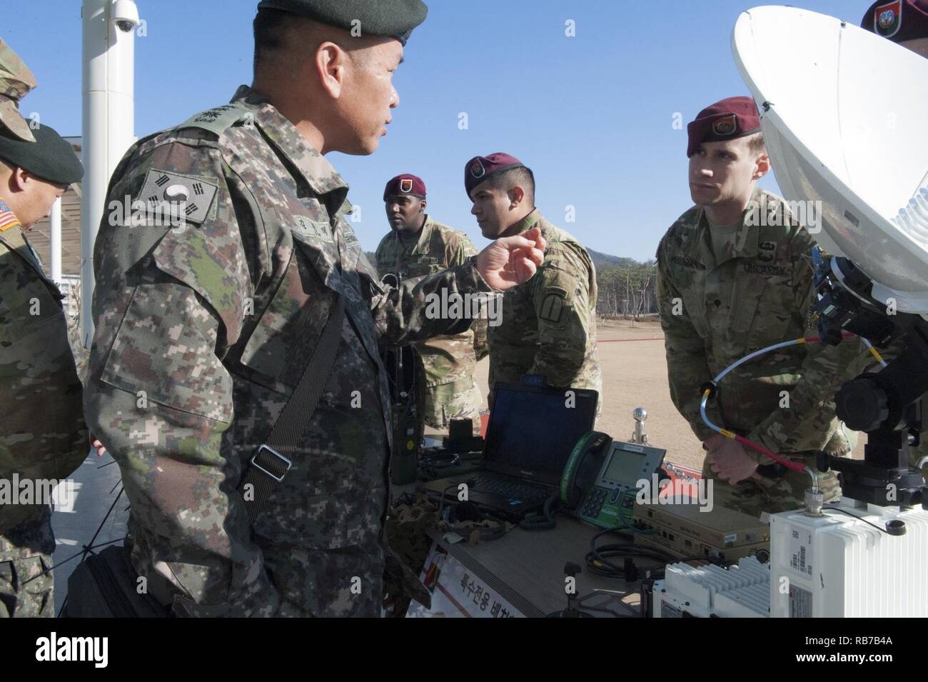 Le colonel de l'Armée de la République de Corée Kim, Won-Tae l'armée américaine demande à la CPS. Bryan McGuigan, un opérateur satellite tactique attribué à 112e, le détachement du commandement des opérations spéciales de la Corée, de l'ADEP SOF Nœud déployable au cours d'une exposition statique à une République de Corée Guerre spéciale Installation commande près de Icheon, République de Corée 1 décembre 2016, qu'une partie de la 2016 C4I (Command Control Communication informatique, renseignement) Sommet. Le Sommet de C4I en vedette l'interopérabilité conjointe entre les États-Unis et les forces de la République de Corée. Banque D'Images