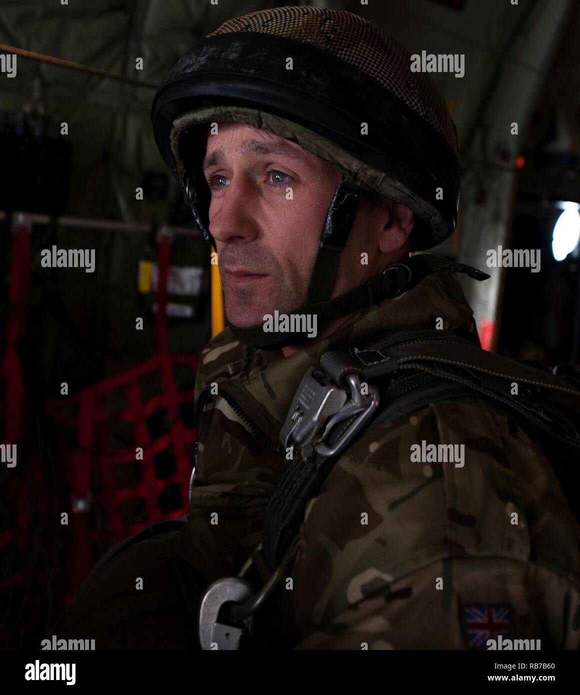 Un soldat de l'Armée royale britannique donne l'arrière d'un C-130J Super Hercules comme lui et son unité se préparer à sauter d'elle pendant une semaine au cours de l'exercice de saut International Allemagne le 1 décembre, 2016. Environ une douzaine de membres de l'OTAN ont envoyé des troupes pour participer à l'exercice. Banque D'Images