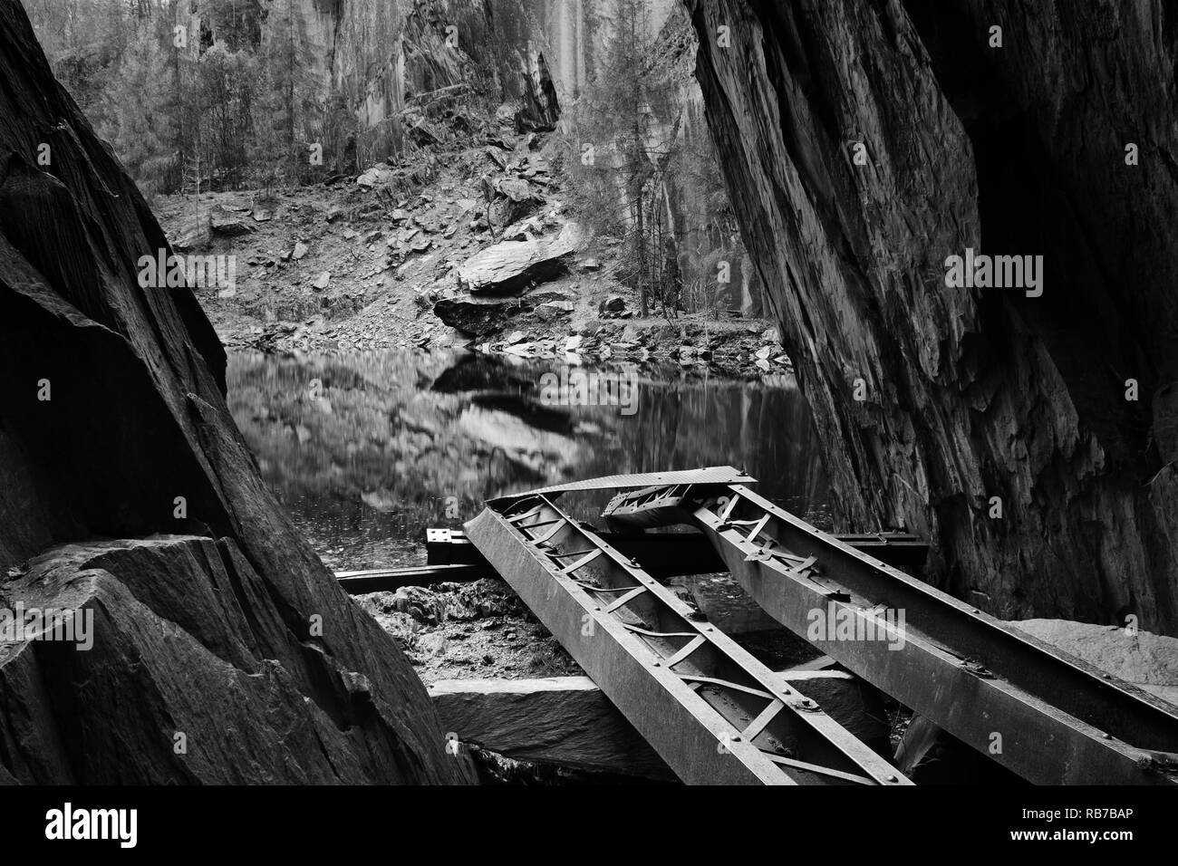 Un étrange lieu : à la recherche vers le lac de l'arrêt Hodge, Lake District carrière Fermer Banque D'Images