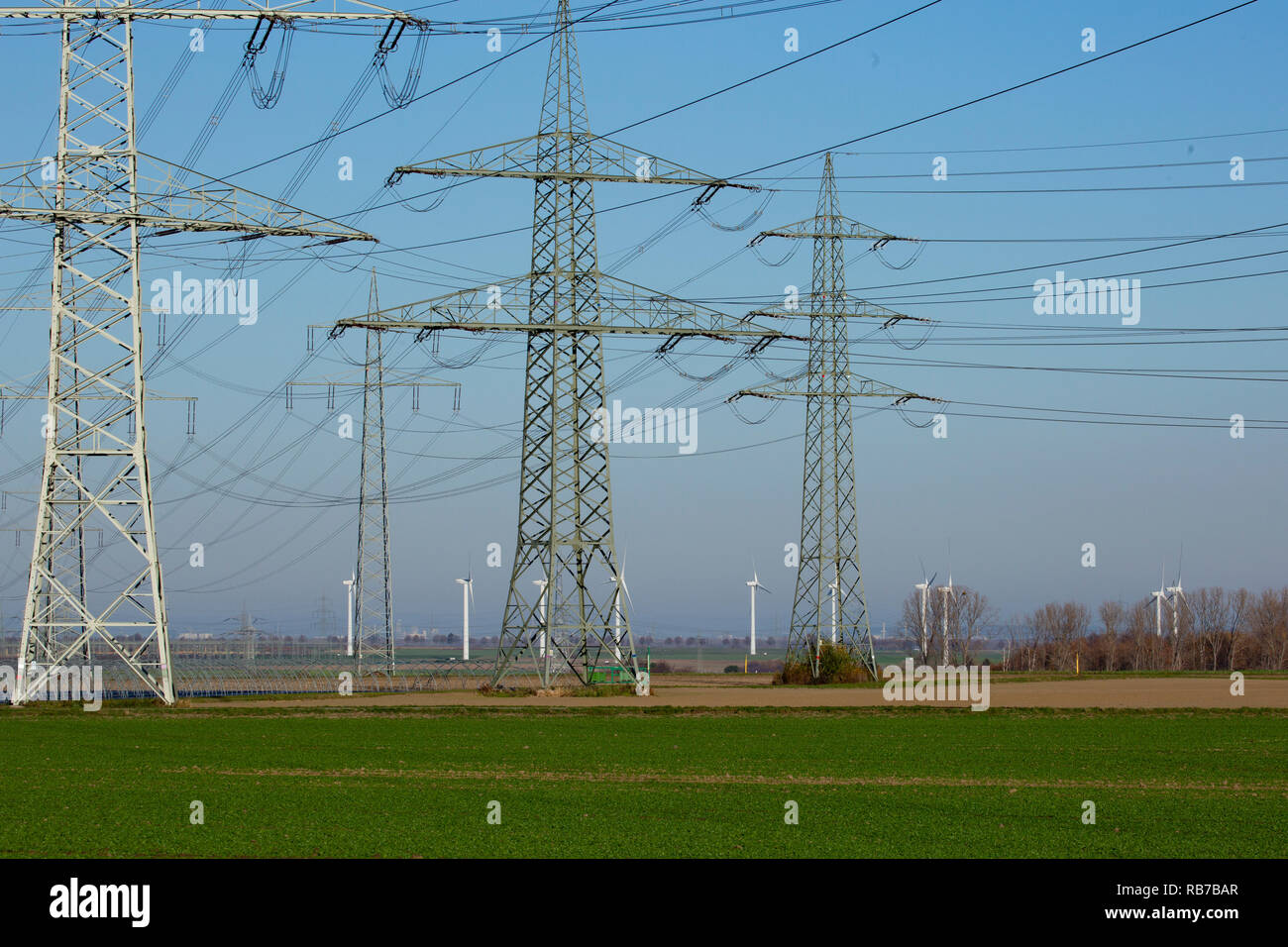 Hochspannungsleitungen und Windkraftanlagen, 17.11.2018 Banque D'Images