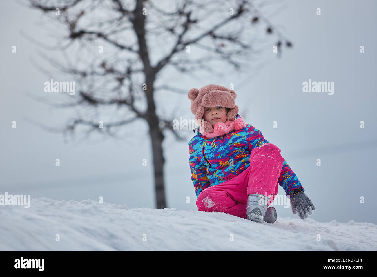 Luge enfant glisse sur neige Banque de photographies et d’images à haute résolution Alamy