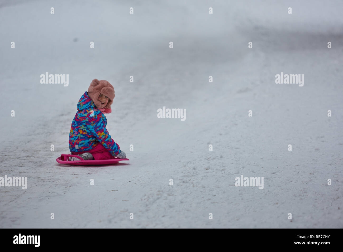 Luge enfant glisse sur neige Banque de photographies et d’images à haute résolution Alamy