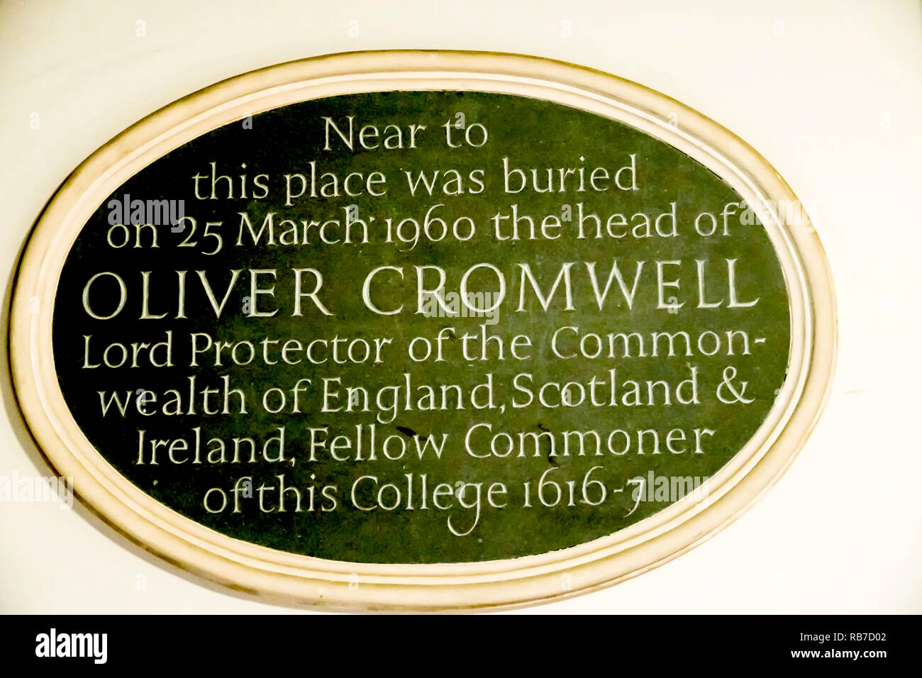 Sidney Sussex College de Cambridge (Angleterre) : plaque dans la chapelle, lieu de sépulture de la tête d'Oliver Cromwell Banque D'Images