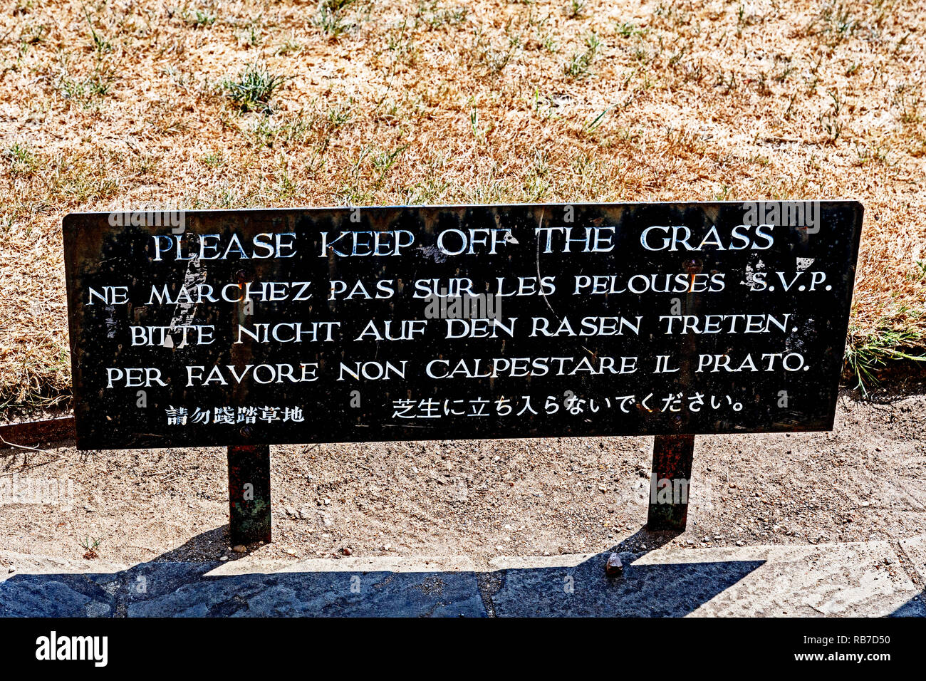 Inscription obligatoire sur la pelouse du Kings College de Cambridge ; Gebotsschild auf dem Rasen eines Collèges Banque D'Images Inscription obligatoire sur la pelouse du Kings College de Cambridge ; Gebotsschild auf dem Rasen eines Collèges Banque D'Images