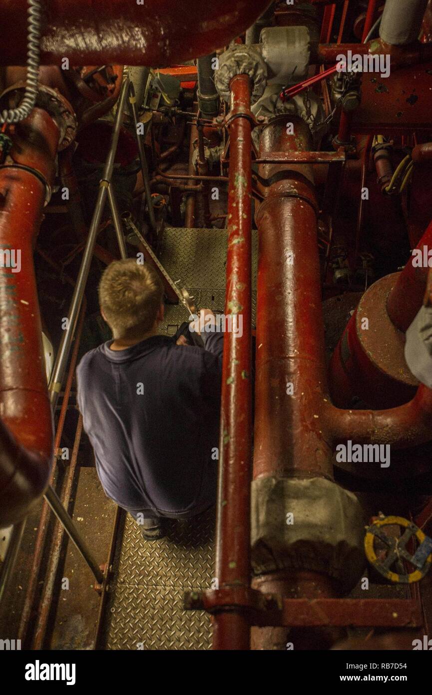 Mer Rouge (déc. 01, 2016) Maître de 3e classe Jonathan Doerr, de Fredericksburg, en Virginie, effectue une vérification sur un sondage dans le réservoir d'huile du moteur principal de la chambre deux cruiser lance-missiles USS San Jacinto (CG 56). Doerr sert à bord du San Jacinto en tant que technicien système à turbine à gaz et est responsable de l'entretien des bateaux moteurs. San Jacinto, déployés dans le cadre du groupe aéronaval d'Eisenhower, appuie les opérations de sécurité maritime et les efforts de coopération en matière de sécurité dans le théâtre dans la 5e flotte américaine zone d'opérations. Banque D'Images