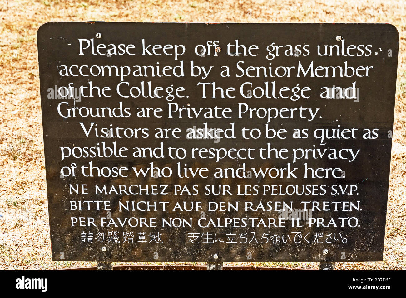 Inscription obligatoire sur la pelouse du Kings College de Cambridge ; Gebotsschild auf dem Rasen eines Collèges Banque D'Images Inscription obligatoire sur la pelouse du Kings College de Cambridge ; Gebotsschild auf dem Rasen eines Collèges Banque D'Images