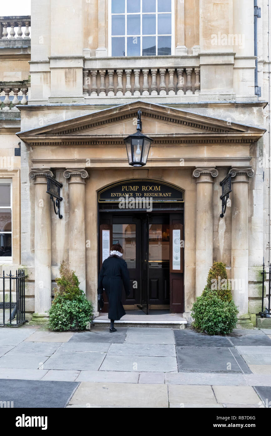 Une vieille dame élégante dans la pompe Prix entrée de restaurant, l'abbaye de Bath Square, Bath, Angleterre Banque D'Images
