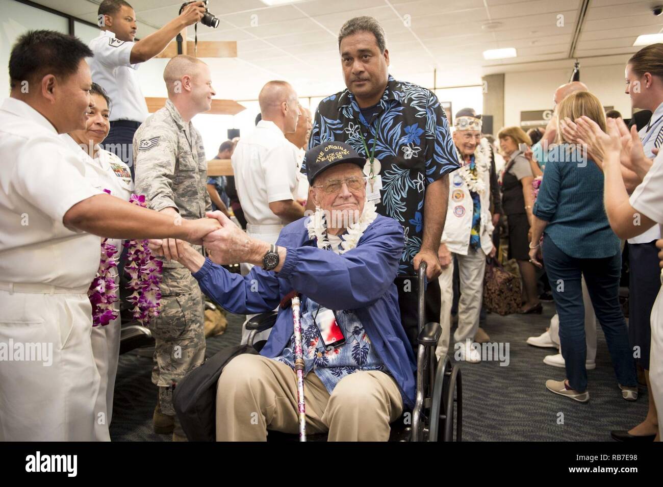 HONOLULU (déc. 3, 2016) une seconde guerre mondiale veteran arrivant à l'Aéroport International d'Honolulu est accueilli par les membres du service et les marins affectés à diverses commandes dans l'ensemble de Joint Base Harbor-Hickam Pearl. Plus de 100 VÉTÉRANS DE LA SECONDE GUERRE MONDIALE, y compris les survivants de Pearl Harbor, arrivés à Honolulu pour participer à la commémoration des événements tout au long de la semaine pour honorer le courage et les sacrifices de ceux qui ont servi pendant le 7 décembre 1941, et dans le théâtre du Pacifique. Le 7 décembre 2016, marque le 75e anniversaire de l'attaque sur Pearl Harbor et d'Oahu. En tant que pays du Pacifique, les États-Unis s'est engagé à cont Banque D'Images